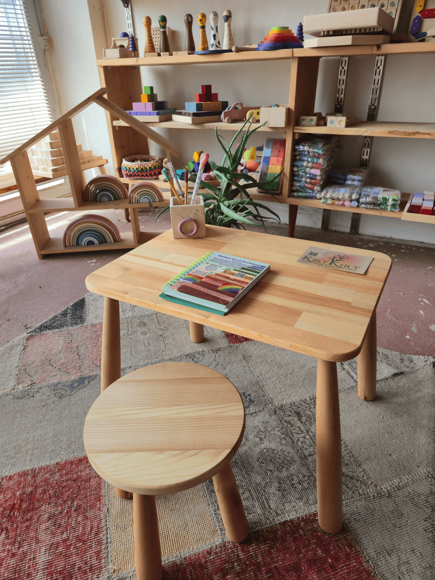 Montessori Çocuk Masa ve 2 Tabure Seti | 60x45 cm Doğal Ahşap Çocuk Masası (2 Tabureli)