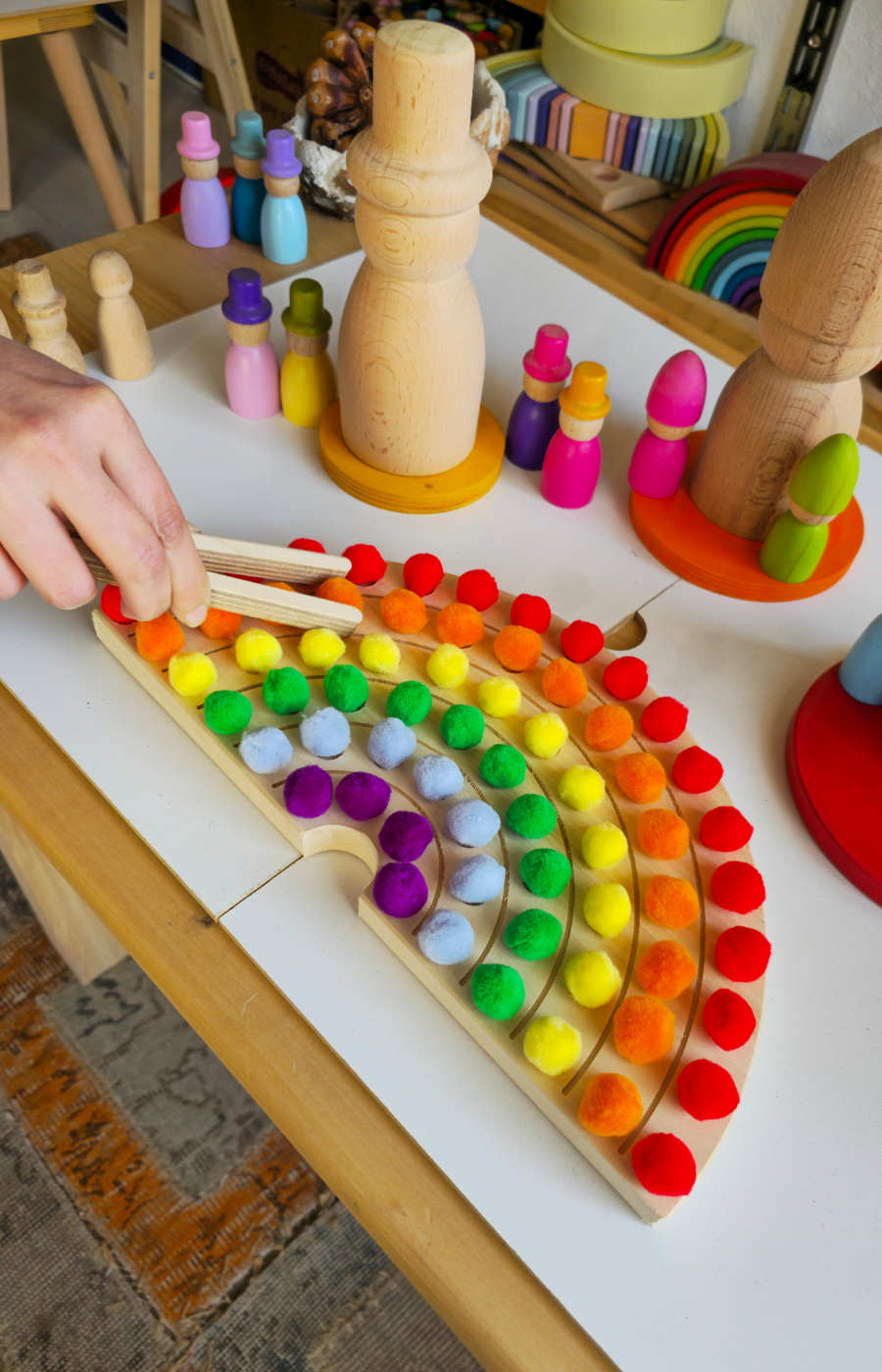 Montessori Renk Eslestirme Oyuncagi | Ahsap Tabla ve Kece Toplar | Waldorf Rainbow Sorting Toy
