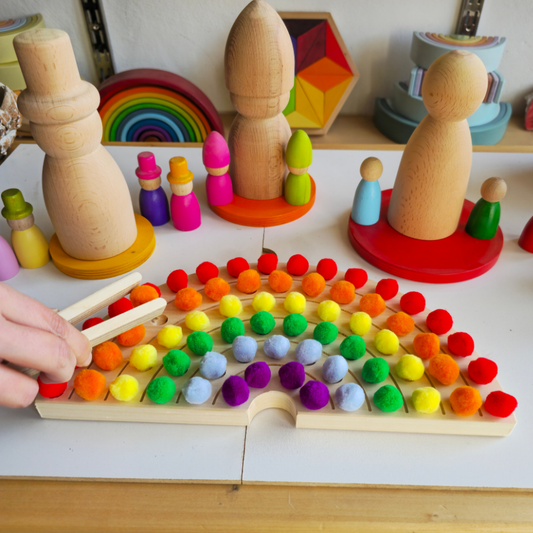 Montessori Renk Eslestirme Oyuncagi | Ahsap Tabla ve Kece Toplar | Waldorf Rainbow Sorting Toy