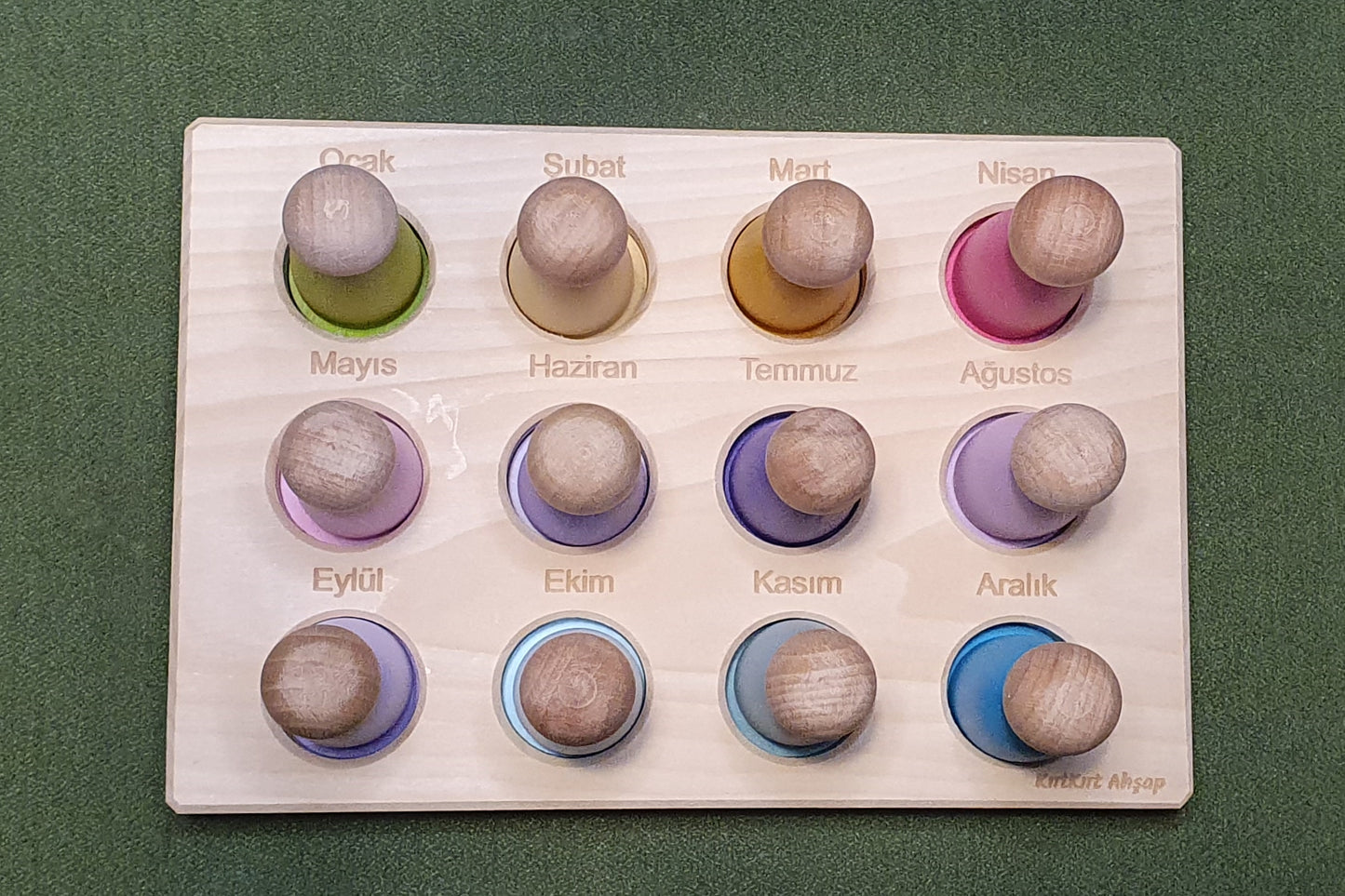 KirtKirt Holz | Waldorf Peg Baby Tablett + Klammern | Monate | Regenbogen